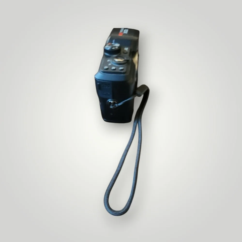 Kodak digital camera with sleek black finish Easyshare Z915 For Parts